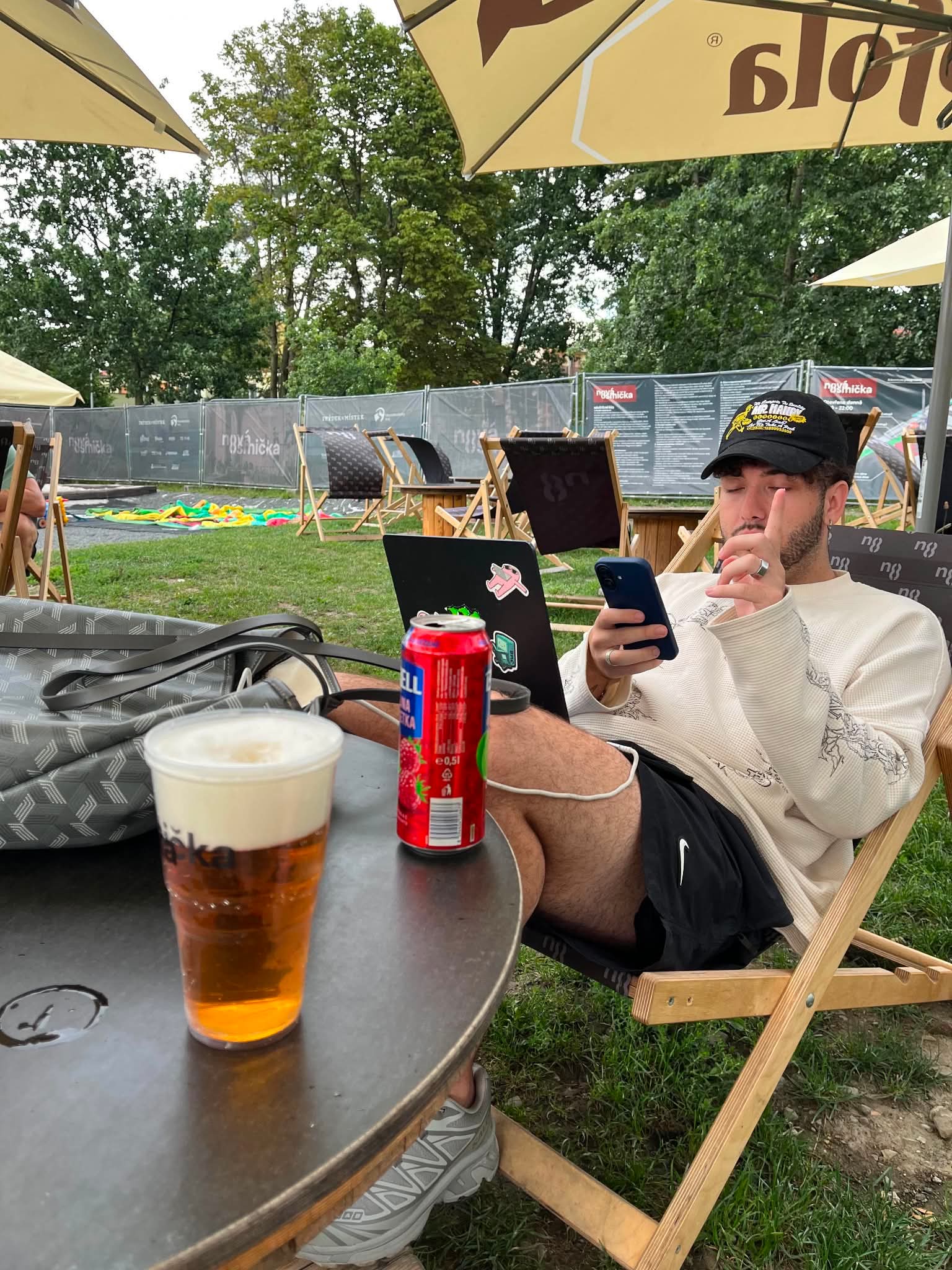 Samuel Díaz s notebookem na letní akci